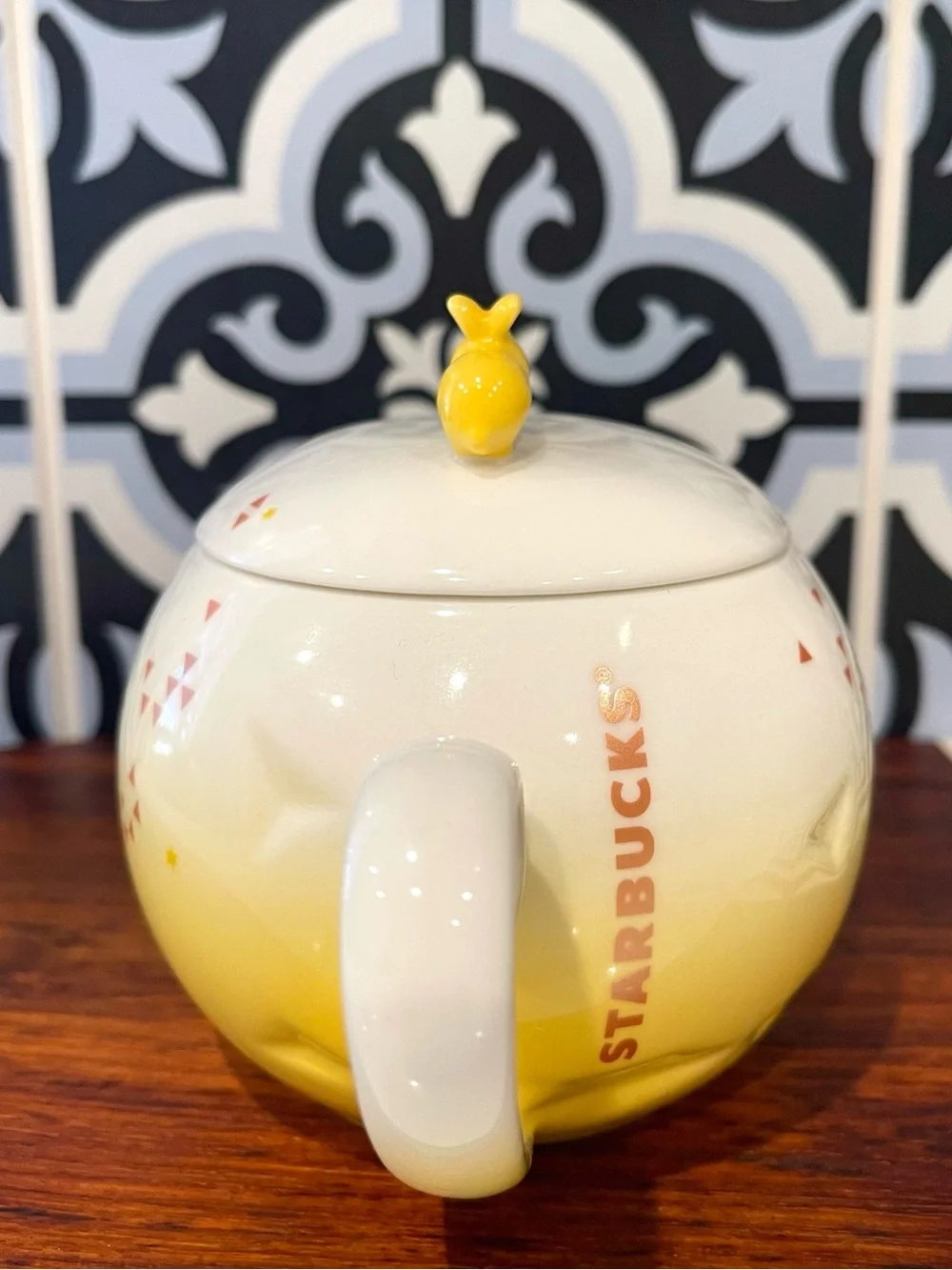 STARBUCKS 2015 Round Lidded BUNNY Tea Cup 12oz White Yellow Triangles Stars RARE